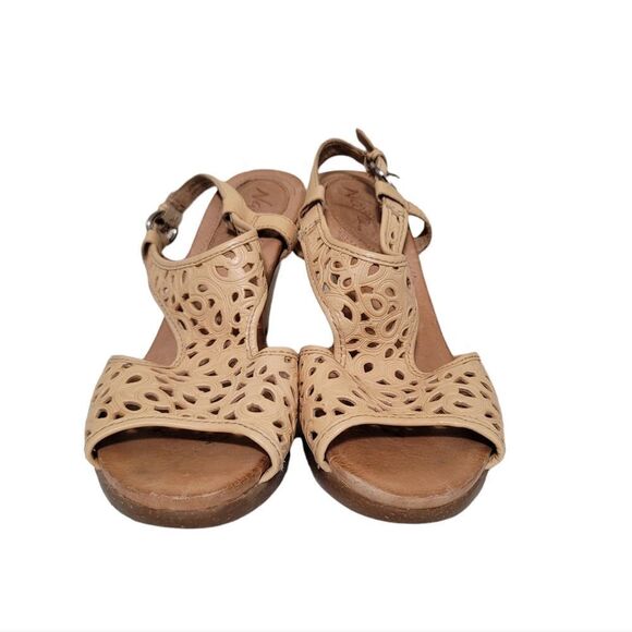 Naya Light-tan Sandals with a Block Heel 10M - Picture 2 of 7